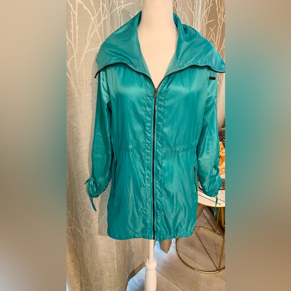 Mondetta aqua blue windbreak/ rain jacket in size S. Great preowned condition!